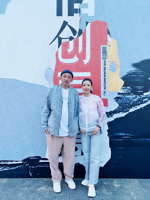 周波受邀参加李宁21秋冬潮流发布会肖战新造型云走秀”